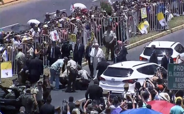 Папа Франциск спря папамобила, за да помогне на полицайка (видео)