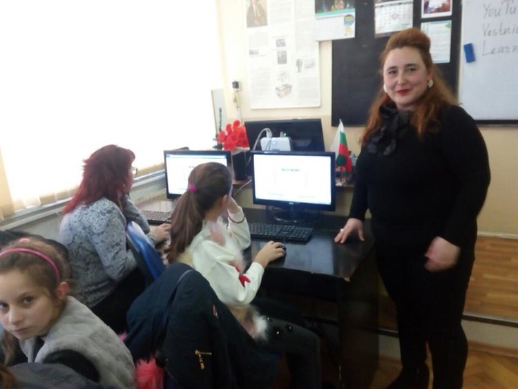 "И баба го може" на компютрите в "Златаров"