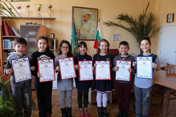 Наградените деца във втори клас