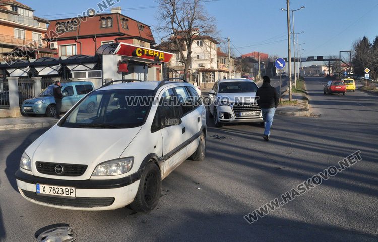 Лъскаво Ауди се заби в Зафира по „Васил Левски“