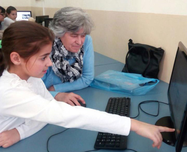 "И баба го може" на компютрите в "Златаров"