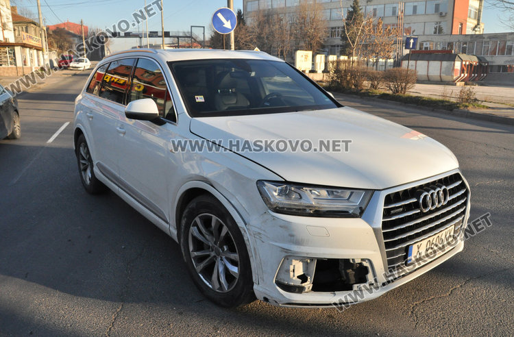 Лъскаво Ауди се заби в Зафира по „Васил Левски“