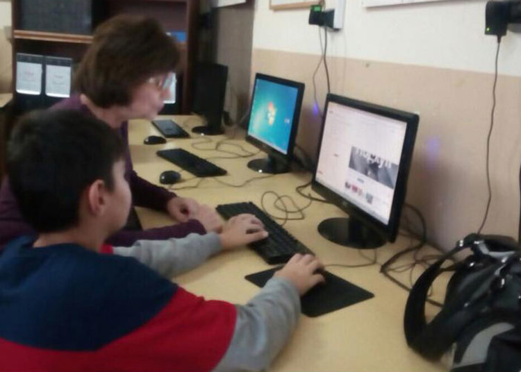 "И баба го може" на компютрите в "Златаров"