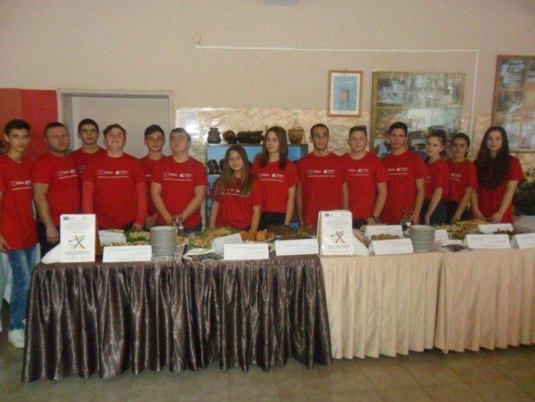 Първи публични изяви на групи по интереси  „Кетъринг ” и „Сладко и солено” в гимназията по туризъм