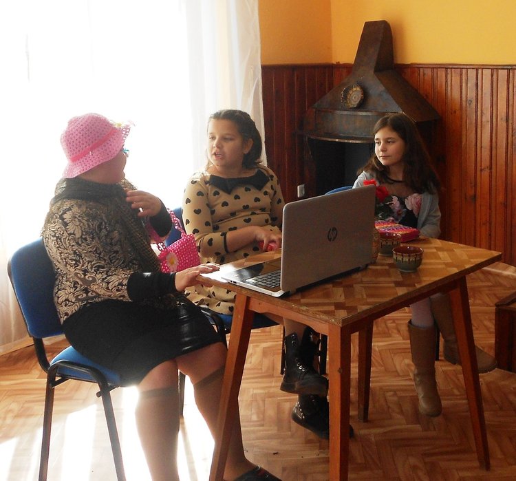 Ученици поздравиха своите баби за празника Бабинден