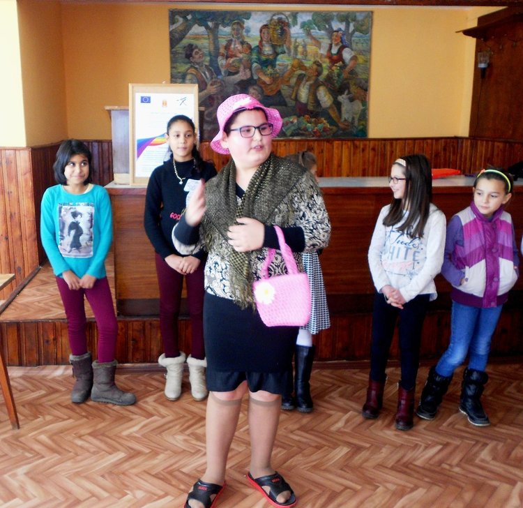 Ученици поздравиха своите баби за празника Бабинден