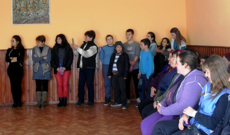 Ученици поздравиха своите баби за празника Бабинден