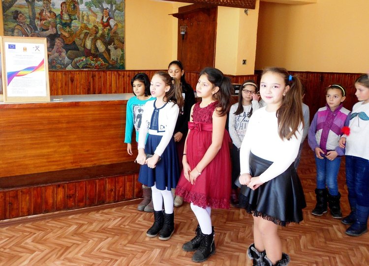 Ученици поздравиха своите баби за празника Бабинден