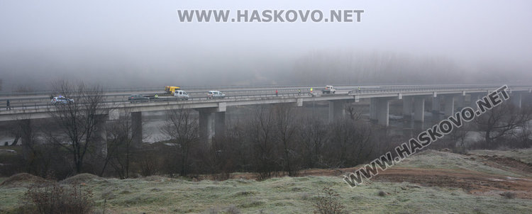 Тир падна от 30-метров мост в Марица