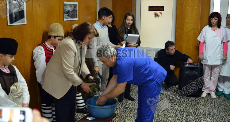 По традиция в Родилното отделение на смолянската болница се чества празника, тази година той се пада в неделя, снимката е архив от 2017г