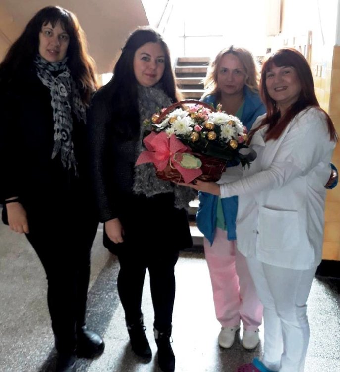 Младежи поздравиха акушерите и гинеколозите в Деня на родилната помощ 