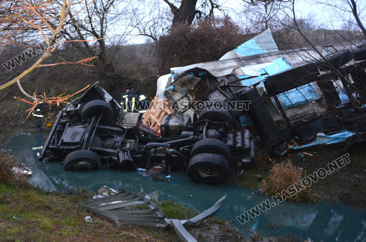 Тир падна от 30-метров мост в Марица