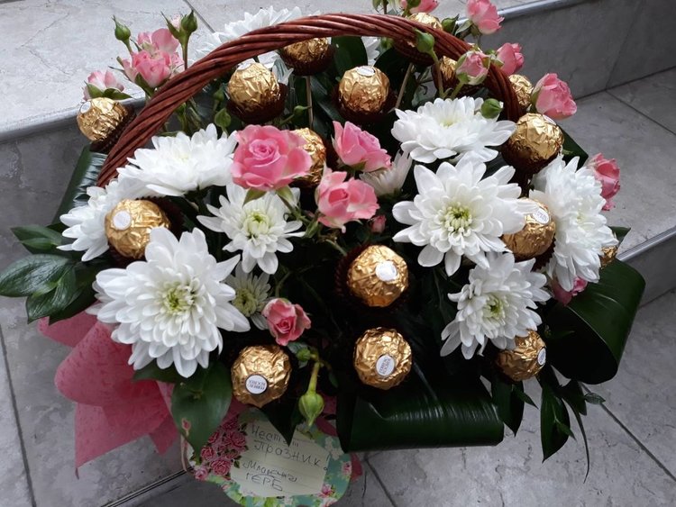 Младежи поздравиха акушерите и гинеколозите в Деня на родилната помощ 