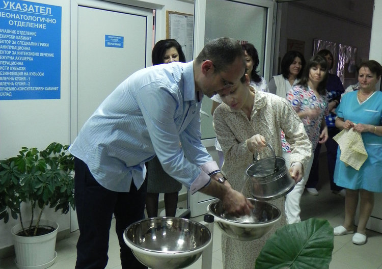 Изкъпаха новородения Георги на Бабинден в Кърджали, дариха го с много подаръци