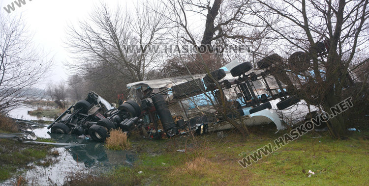 Тир падна от 30-метров мост в Марица