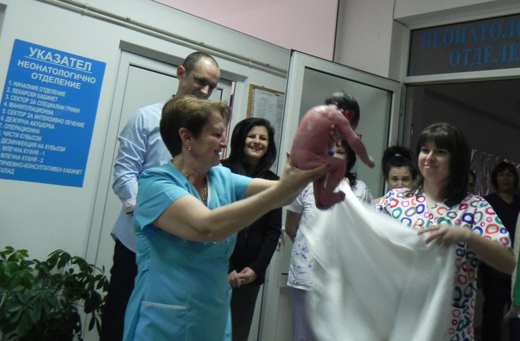 Изкъпаха новородения Георги на Бабинден в Кърджали, дариха го с много подаръци