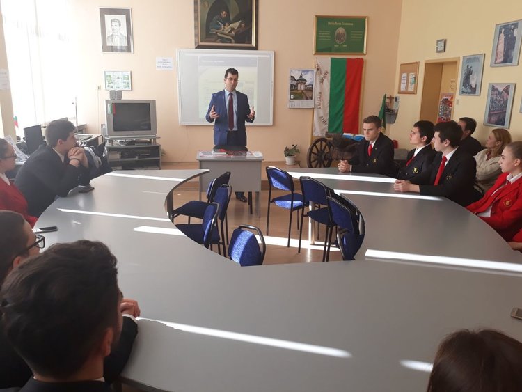 Евродепутатът Асим Адемов се срещна с младшите посланици на "Славейков"