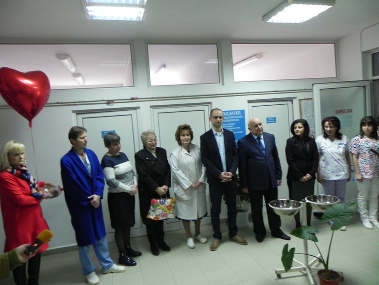 Изкъпаха новородения Георги на Бабинден в Кърджали, дариха го с много подаръци