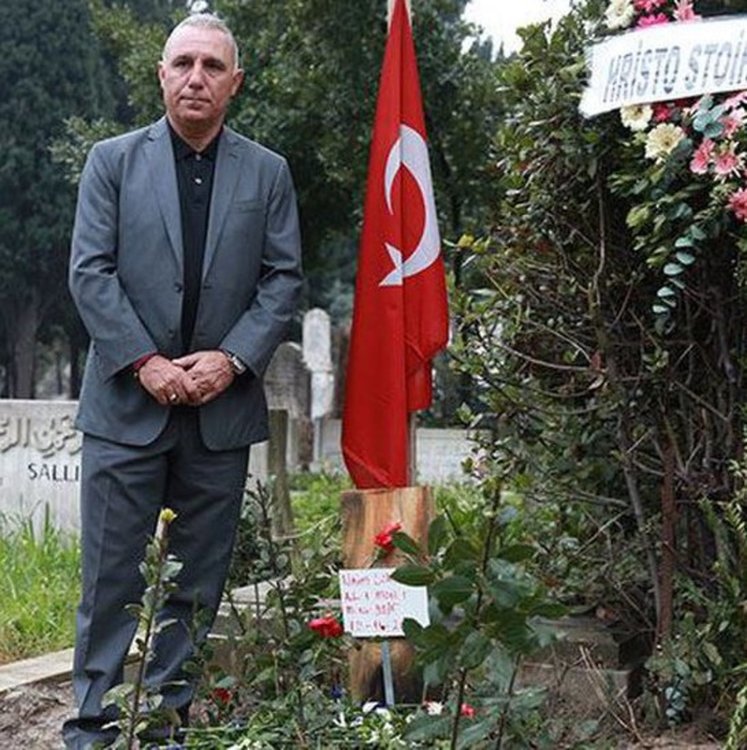 Христо Стоичков се разплака на гроба на Наим Сюлейманоглу