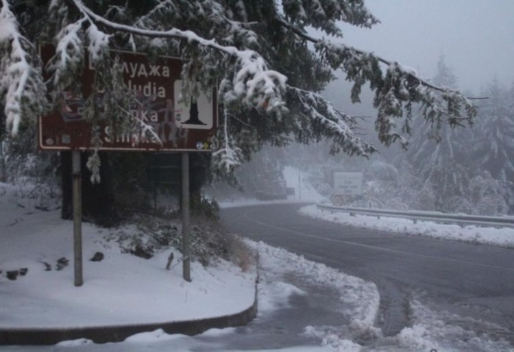 Спасяват младежи, закъсали между Бузлуджа и Шипка