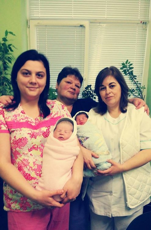 Новородени момченце и момиченце поздравиха Родилно отделение