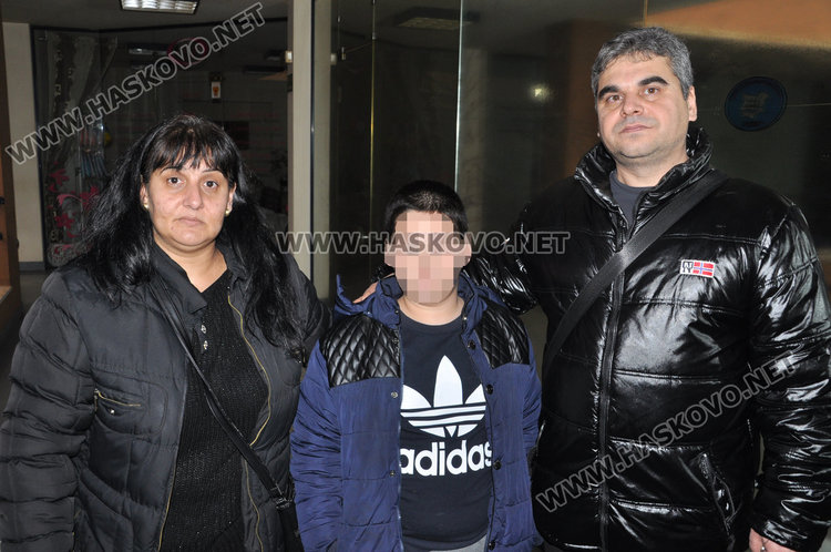 Двамата родители с малкия Мерт