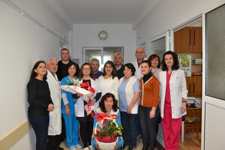 Цветя и поздрави получиха за Бабинден в родилното отделение на момчилградската болница