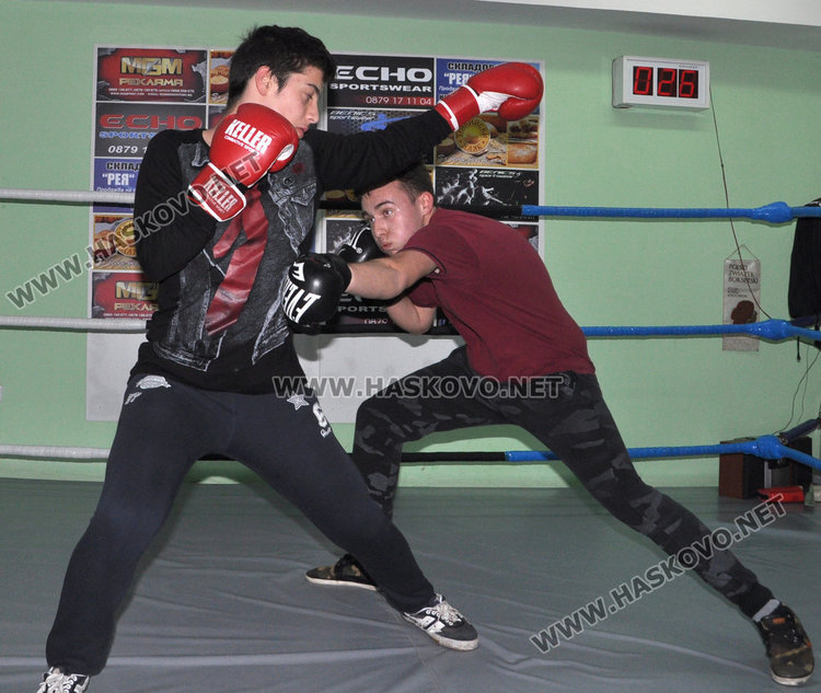 Боксьор №1 на България на спаринг на ринга в Хасково