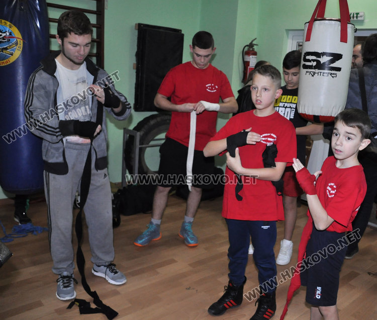 Боксьор №1 на България на спаринг на ринга в Хасково