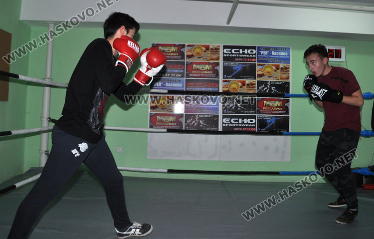 Боксьор №1 на България на спаринг на ринга в Хасково