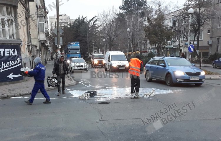 Бус разсипа на завой каси с кисело мляко, намазаха работници по чистотата