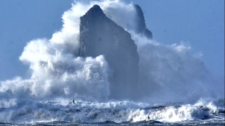 18-метрови вълни удариха бреговете на Вашингтон и Орегон