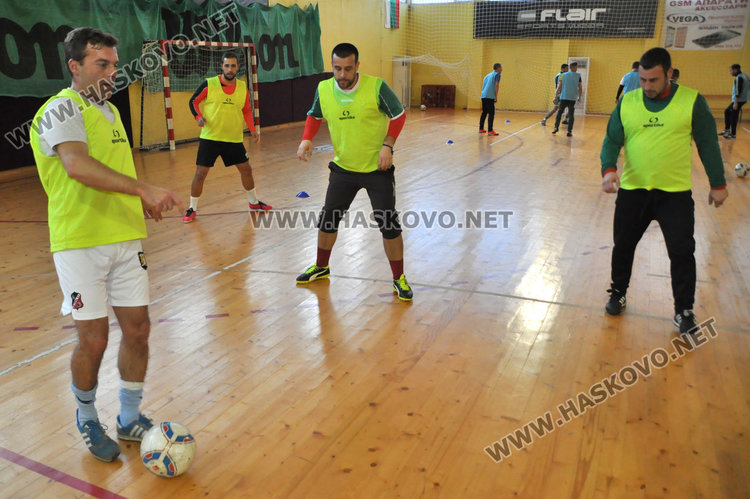 Обучават 56 кандидати за футболни треньори в Хасково