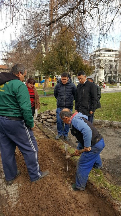  Светва градинката пред църквата „Св.Георги