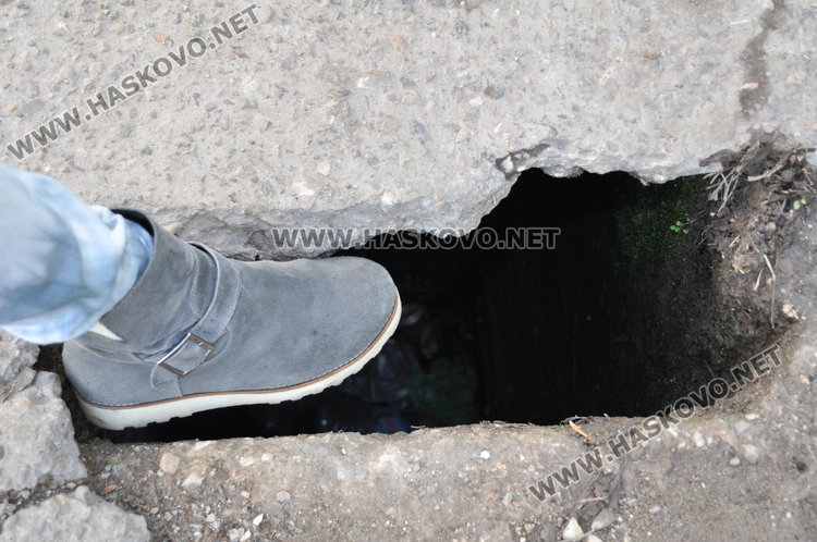 Хасковлийка пропадна в двуметрова общинска дупка