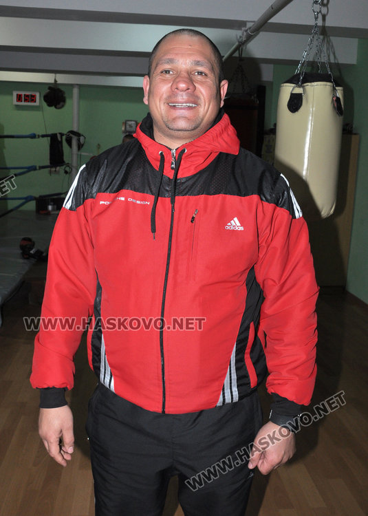 Боксьор №1 на България на спаринг на ринга в Хасково