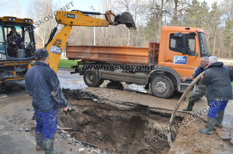 Затвориха булеварда до училище „Смирненски“ заради авария