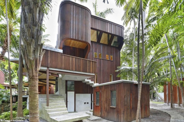 Изумителна къща в Маями: Река свързва стаи