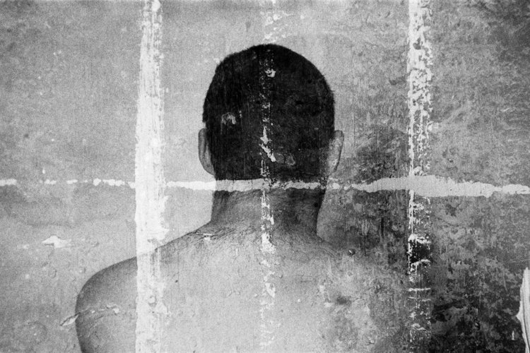 Вени Паунова оставя „Следи“ върху черно-бяла лента