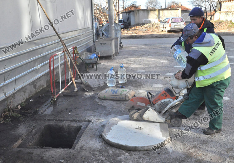 Запушиха пакостливата шахта в зоната ул. „Княз Борис I“ с бетонна тапа от втори опит