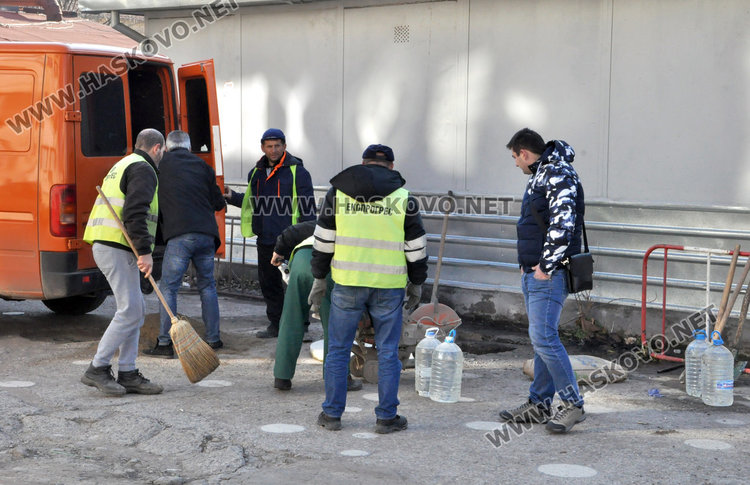 Запушиха пакостливата шахта в зоната ул. „Княз Борис I“ с бетонна тапа от втори опит