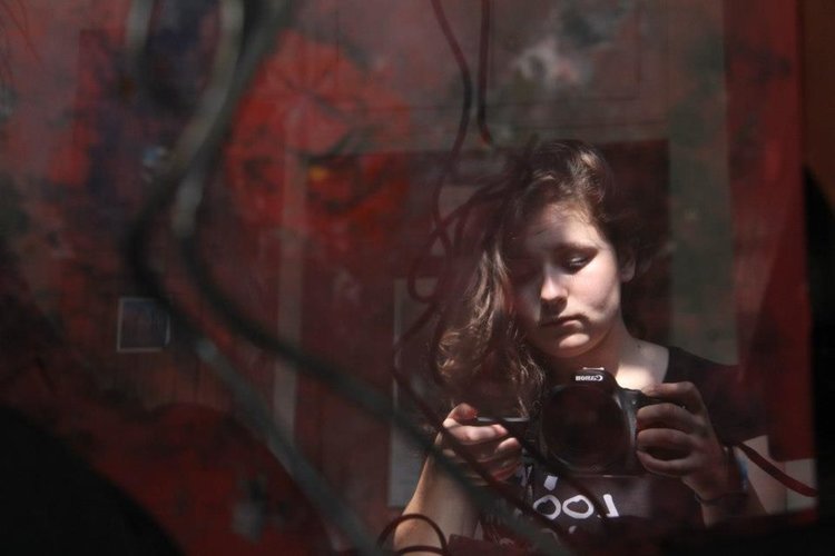 Вени Паунова оставя „Следи“ върху черно-бяла лента