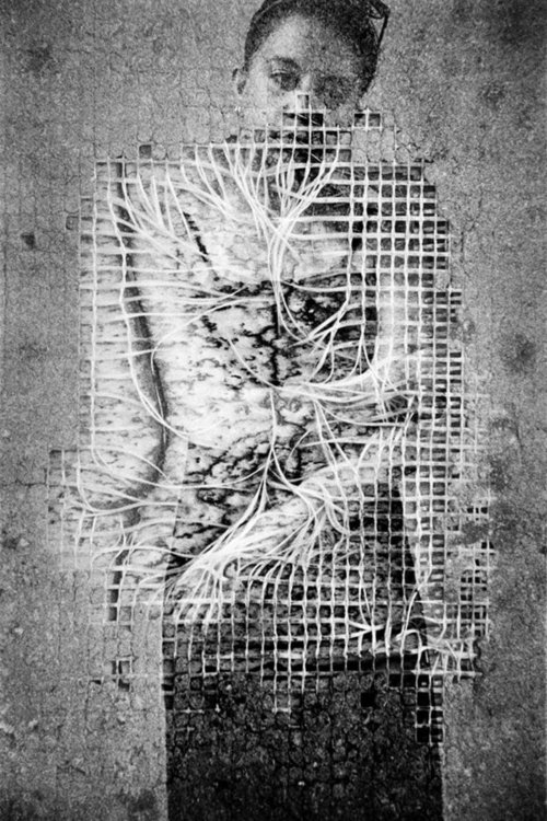 Вени Паунова оставя „Следи“ върху черно-бяла лента