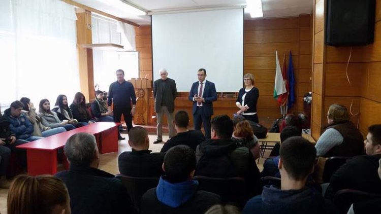 Павел Журавльов се срещна със славейковци, кани ги да учат в Русия