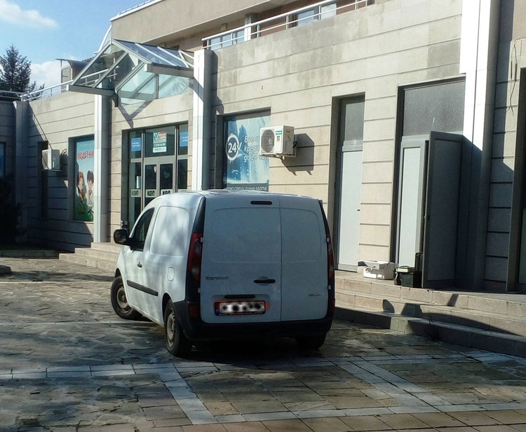 До кога по площада ще се разхождат автомобили, пита читател