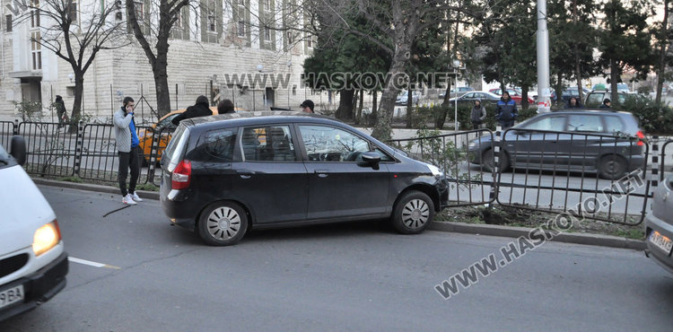 Алфа засече Хонда и я заби в мантинелите на “Раковски”