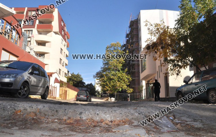 Чакълират кална улица в Орфей, готвят проект за асфалтиране