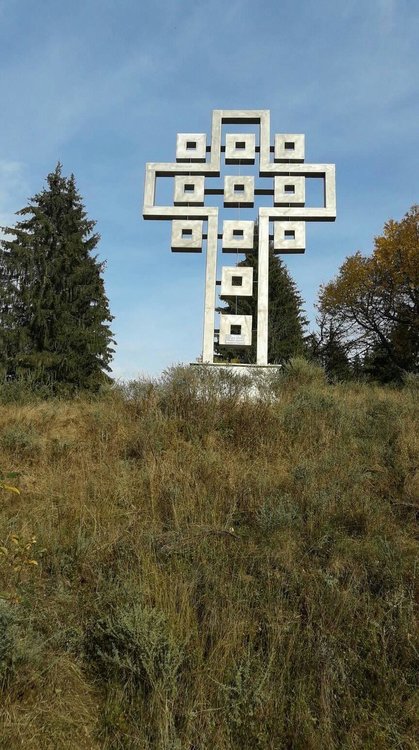 Почти 6 метровият кръст ще трябва да светне за Великден тази година