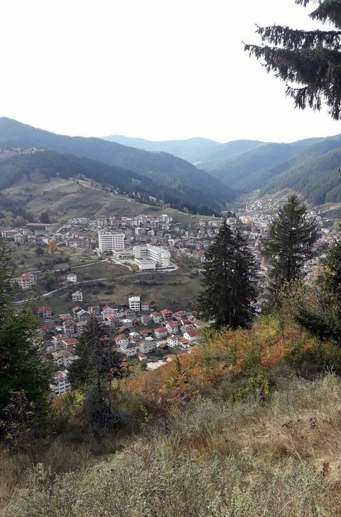 От върха, на който е кръстът, Чепеларе е като на длан