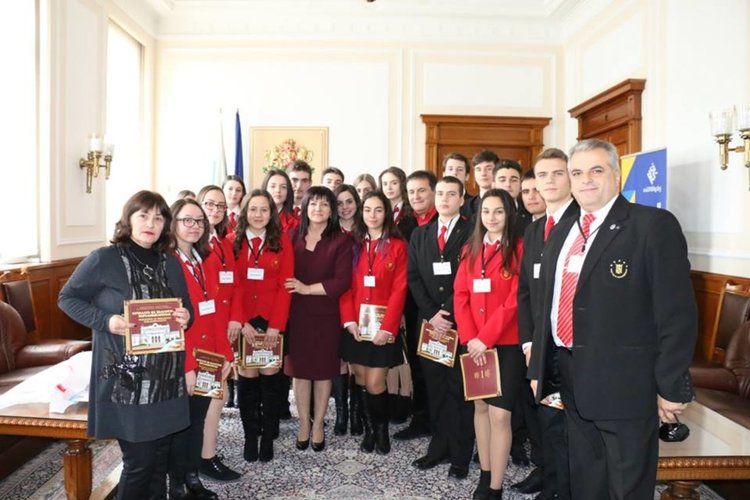 Председателят на парламента Цвета Караянчева посрещна „делегация“ от „Славейков“